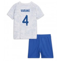 Camisa de Futebol França Raphael Varane #4 Equipamento Secundário Infantil Mundo 2022 Manga Curta (+ Calças curtas)